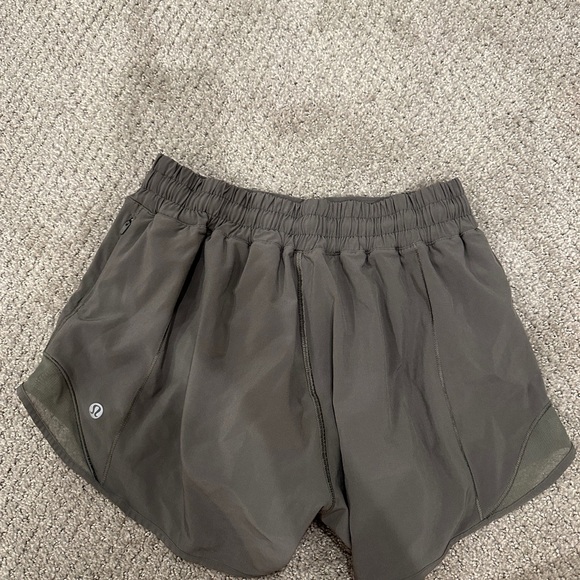 Lululemon hotty hot shorts 2.5 Olive Shorts GREAT CONDITION - Picture 2 of 4